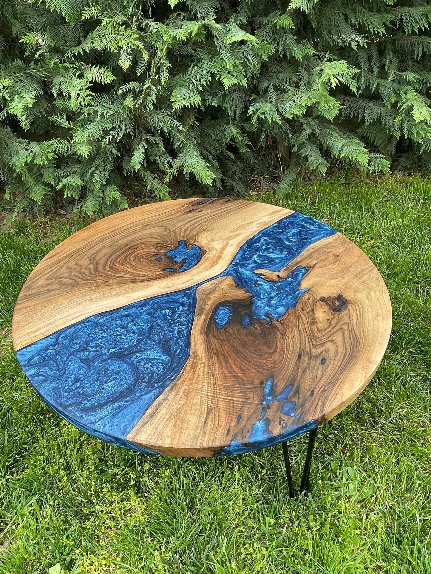 Table d'appoint en résine époxy verte