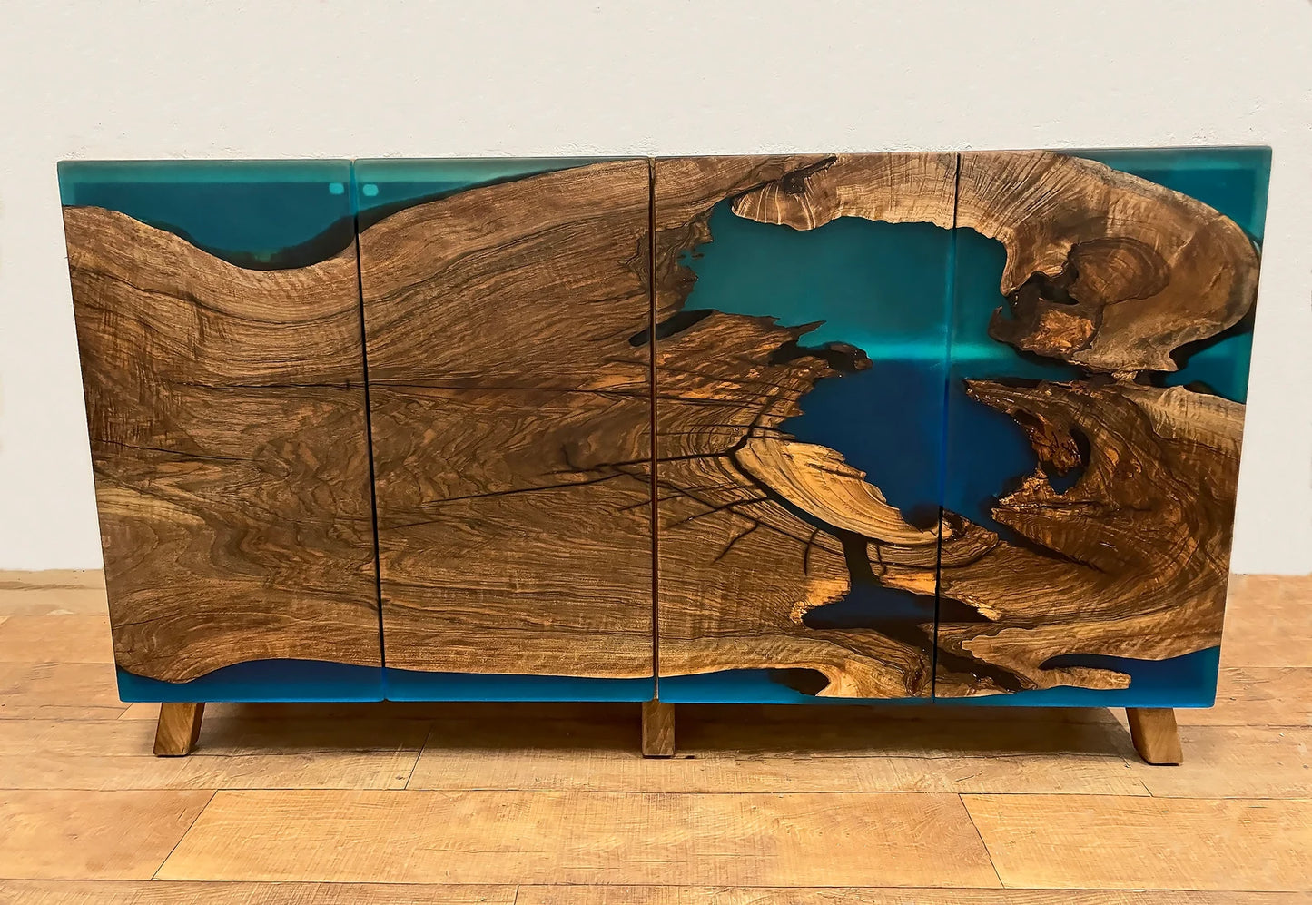 Buffet en bois et époxy bicolore