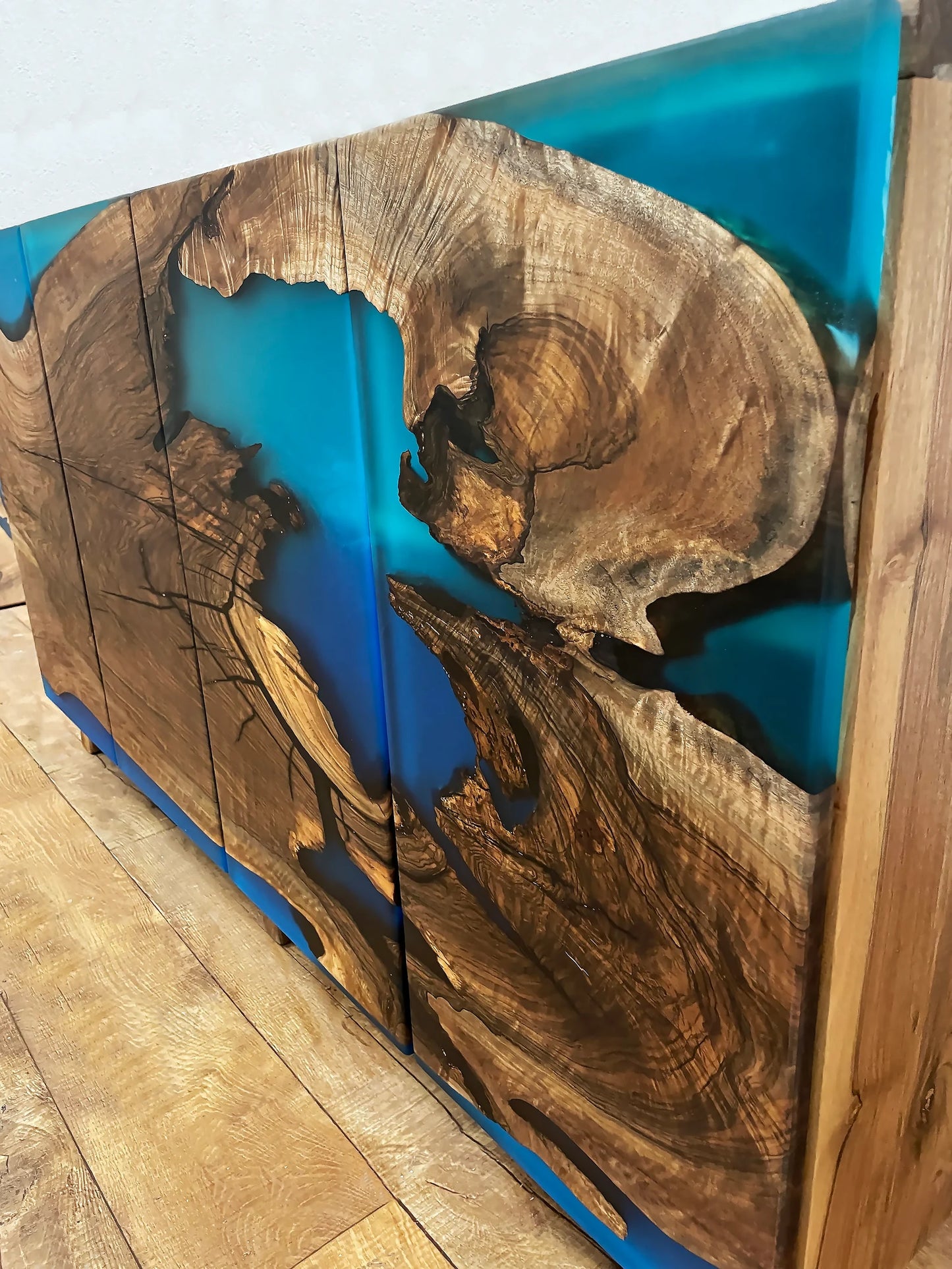 Buffet en bois et époxy bicolore