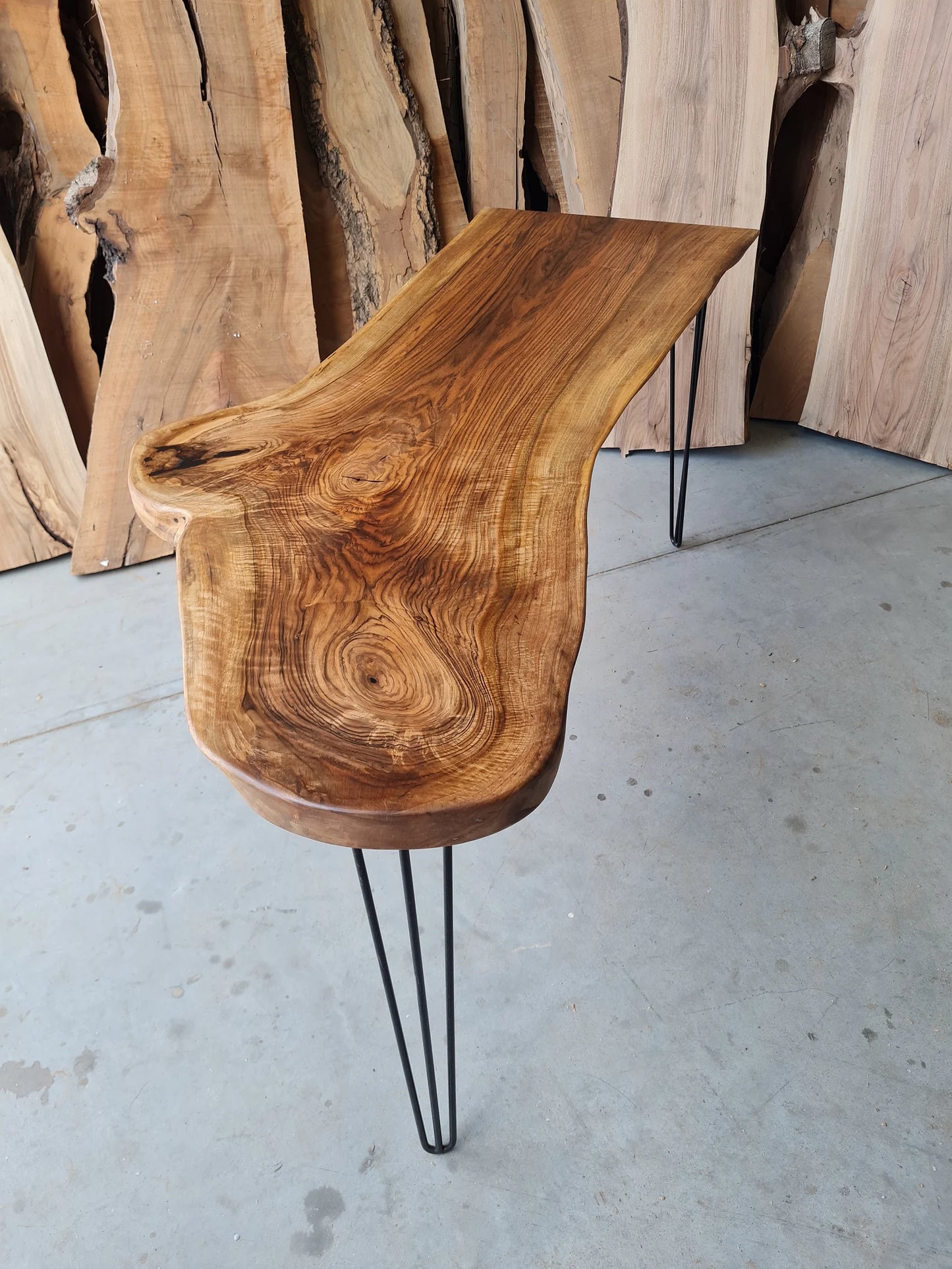 Bureau en dalles à bords bruts en bois massif