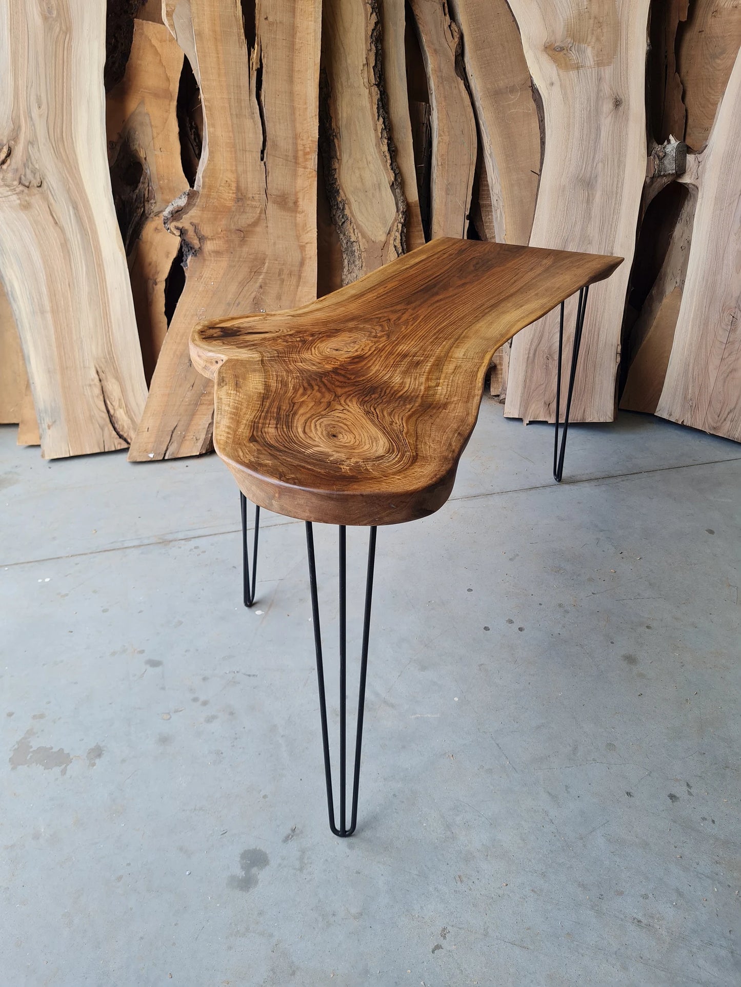 Bureau en dalles à bords bruts en bois massif