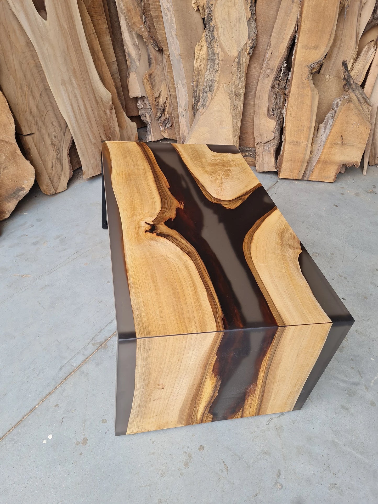 Table d'appoint en résine époxy verte