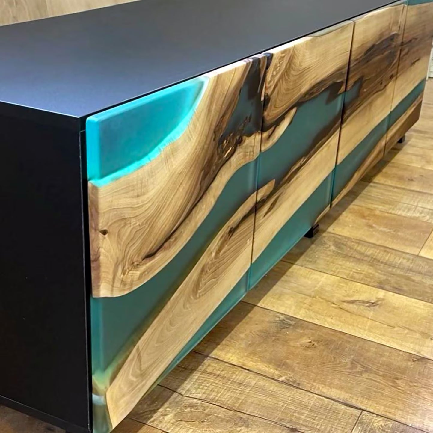 Buffet en bois et époxy bicolore
