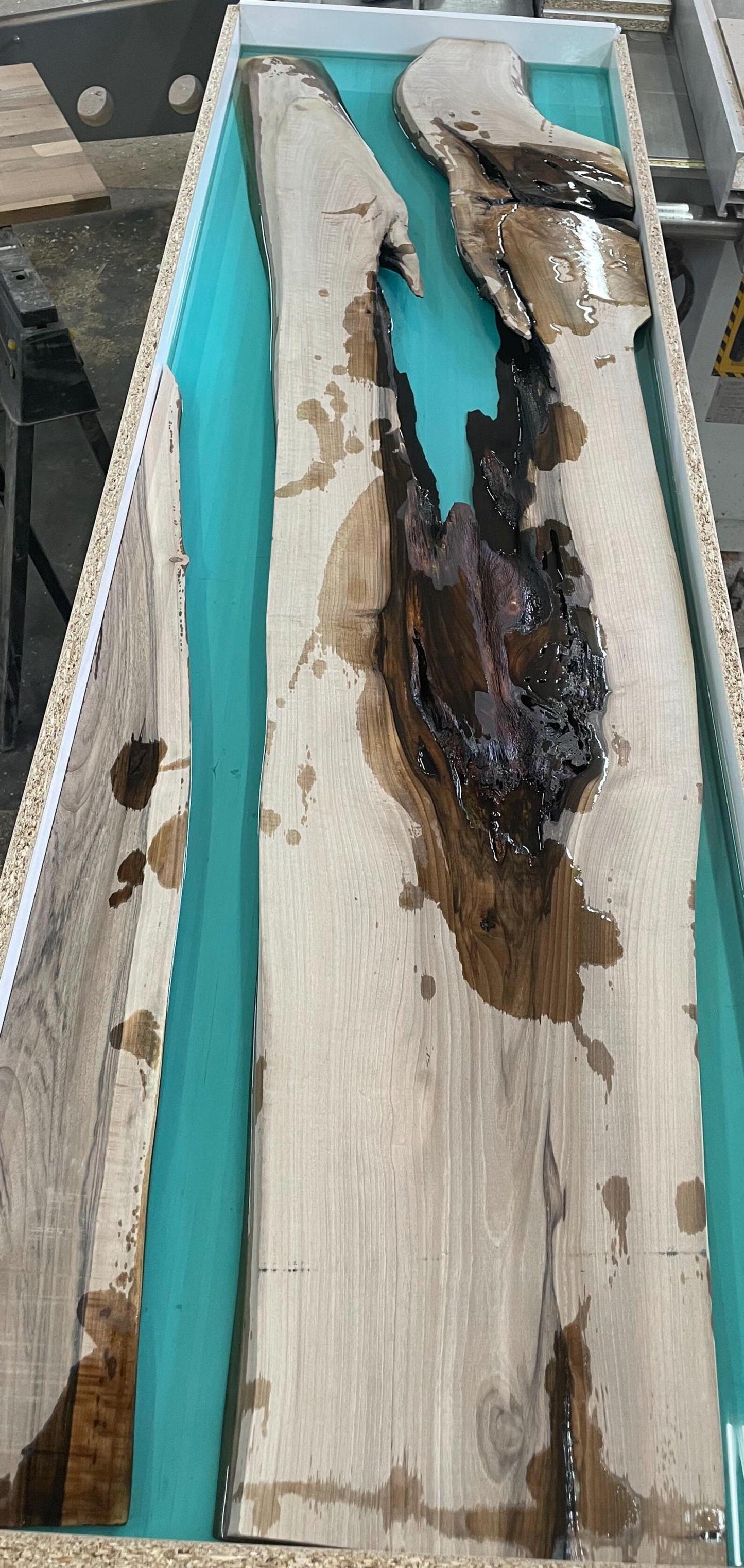 Buffet en bois et époxy bicolore