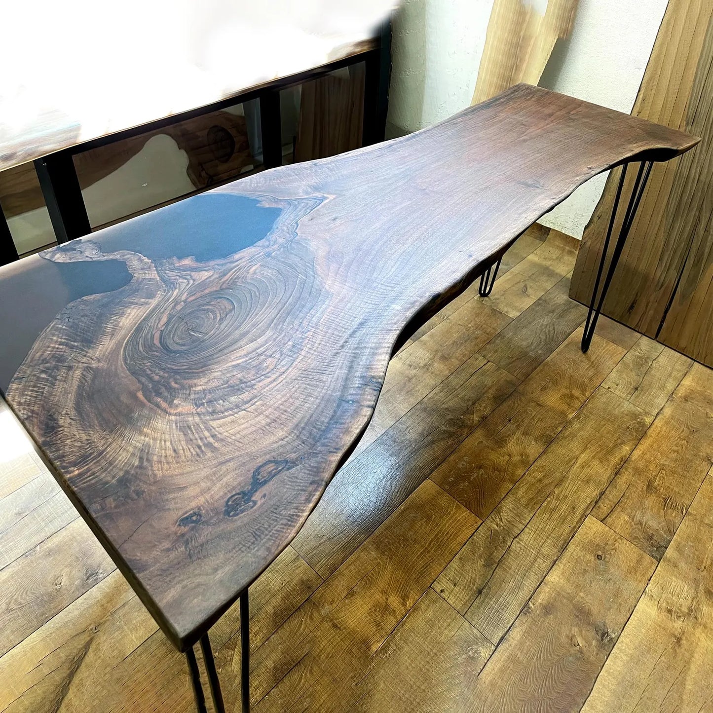 Bureau en dalles à bords bruts en bois massif