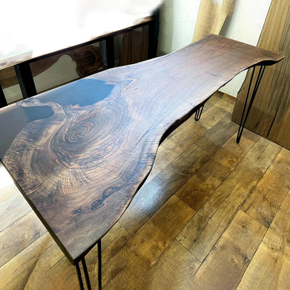 Bureau en dalles à bords bruts en bois massif