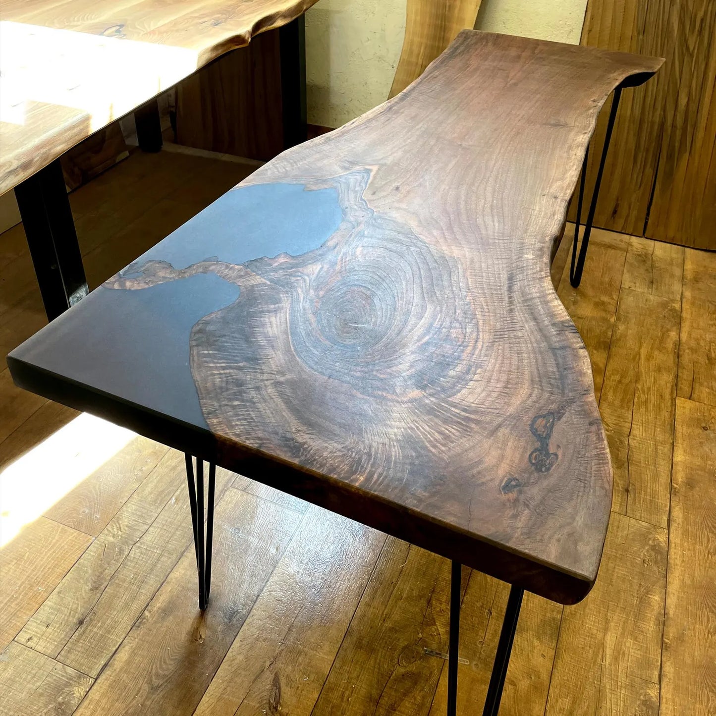 Bureau en dalles à bords bruts en bois massif