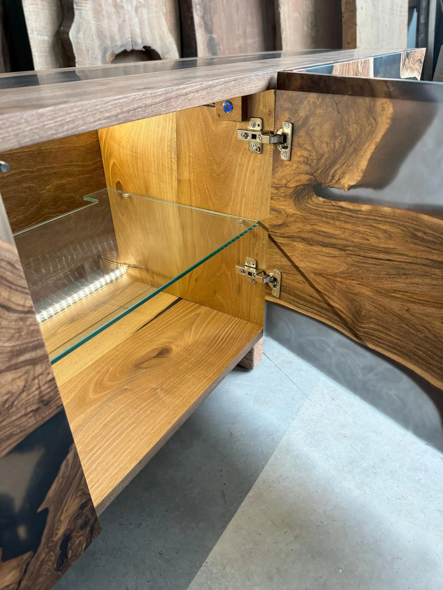 Buffet en bois et époxy bicolore