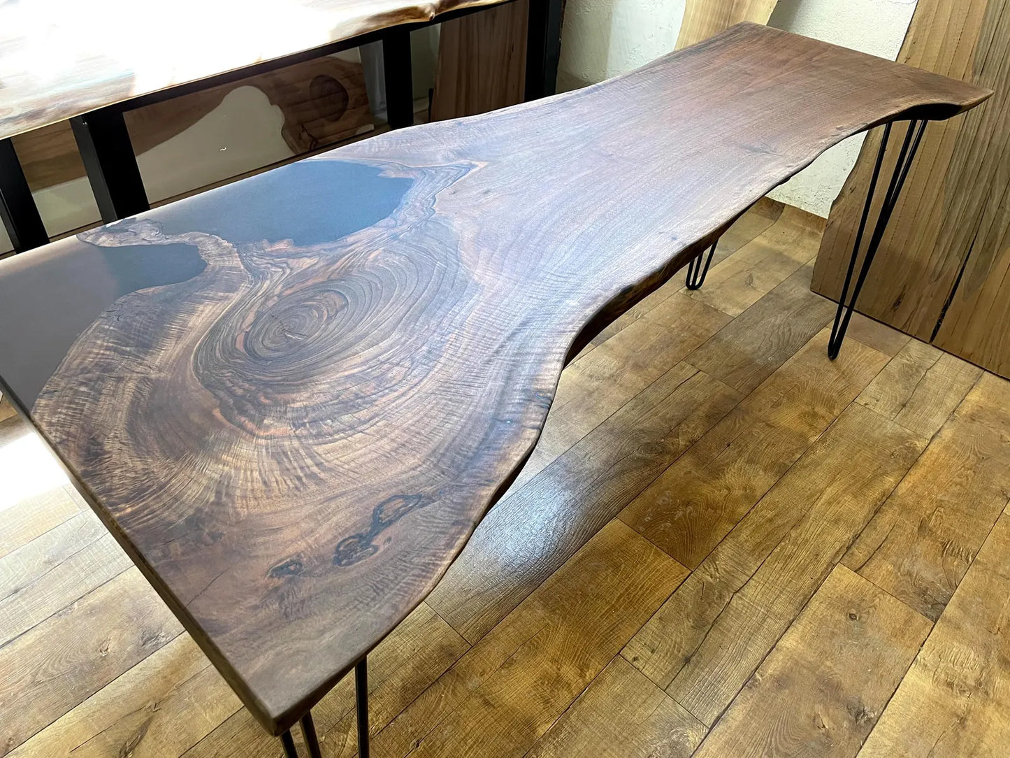 Bureau en dalles à bords bruts en bois massif