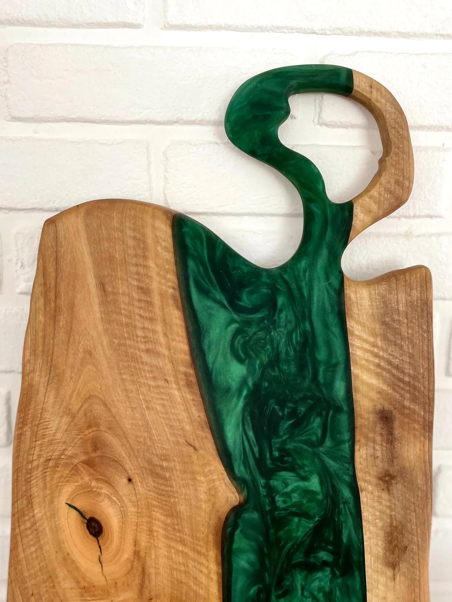 Dalle en bois de noyer et buffet époxy