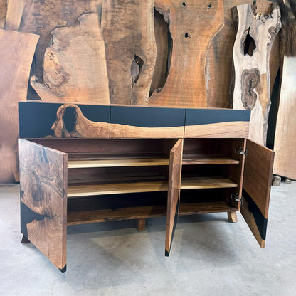 Sideboard aus Holz und Epoxidharz in Perltürkis