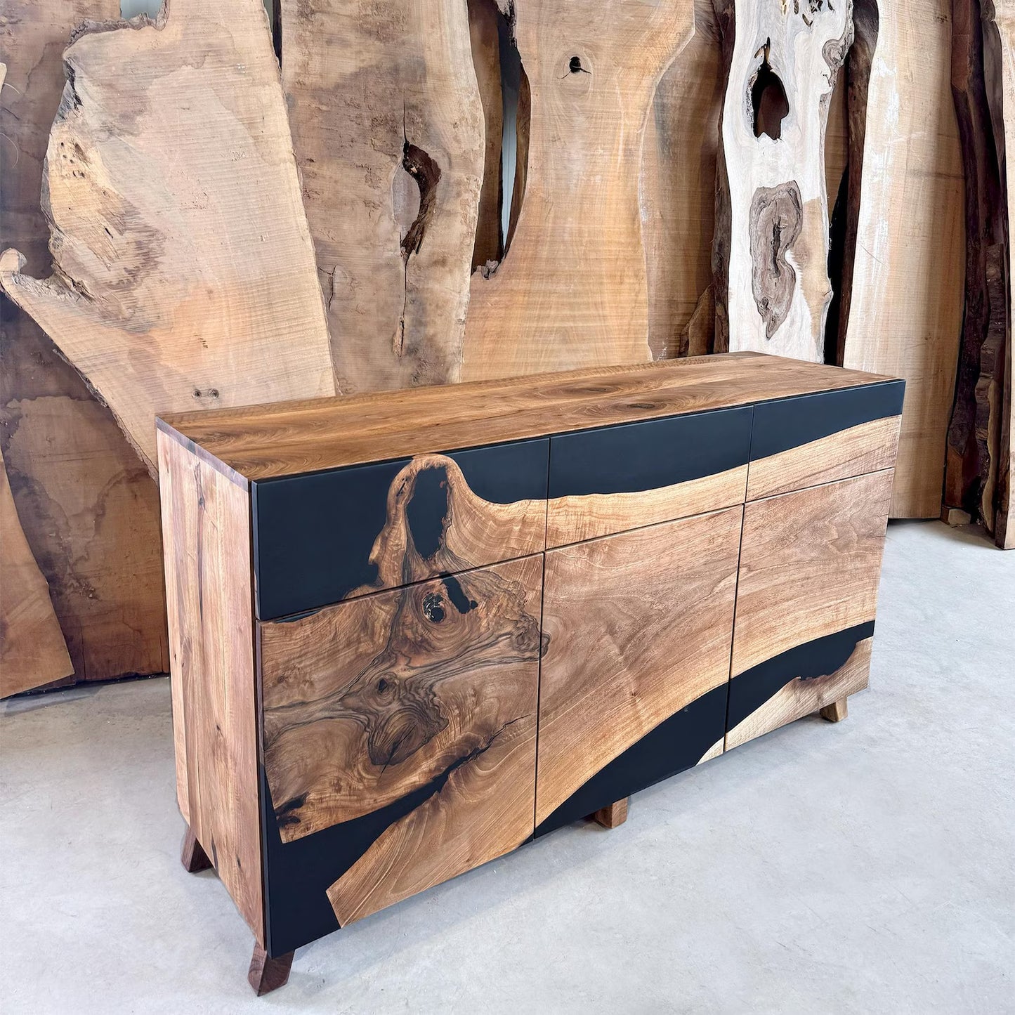 Sideboard aus Holz und Epoxidharz in Perltürkis