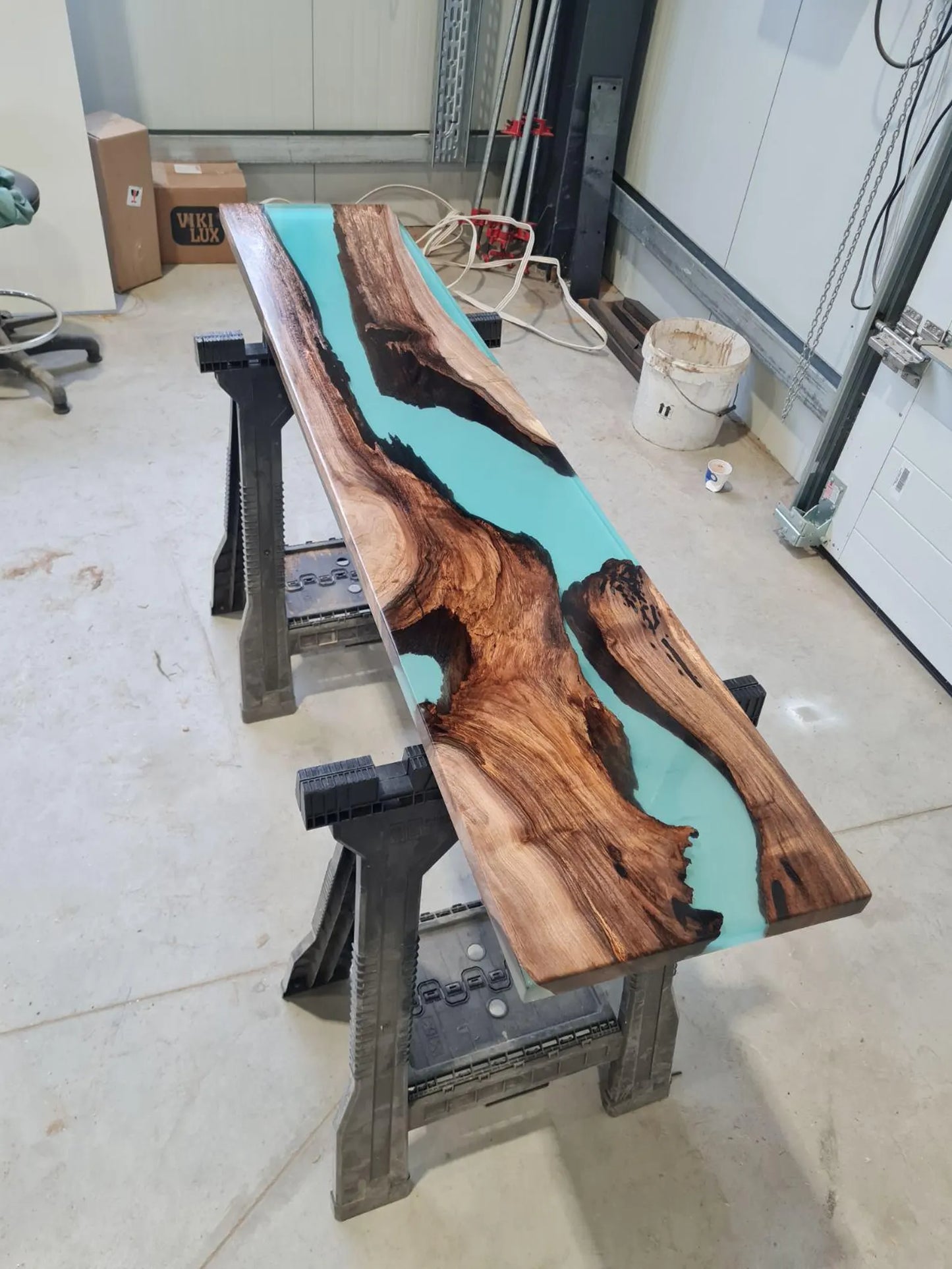 Table d'appoint en résine époxy verte