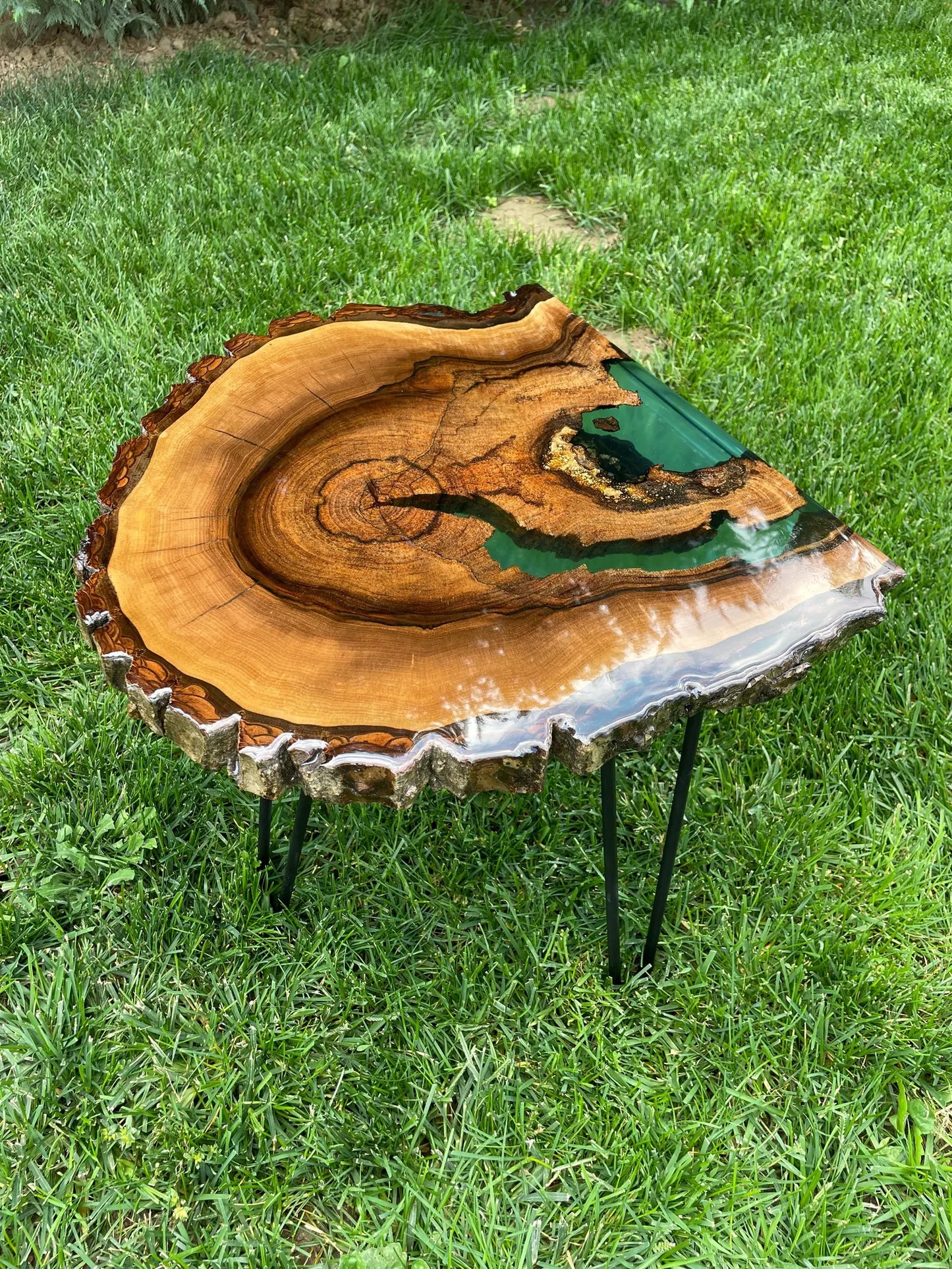 Table d'appoint en résine époxy verte
