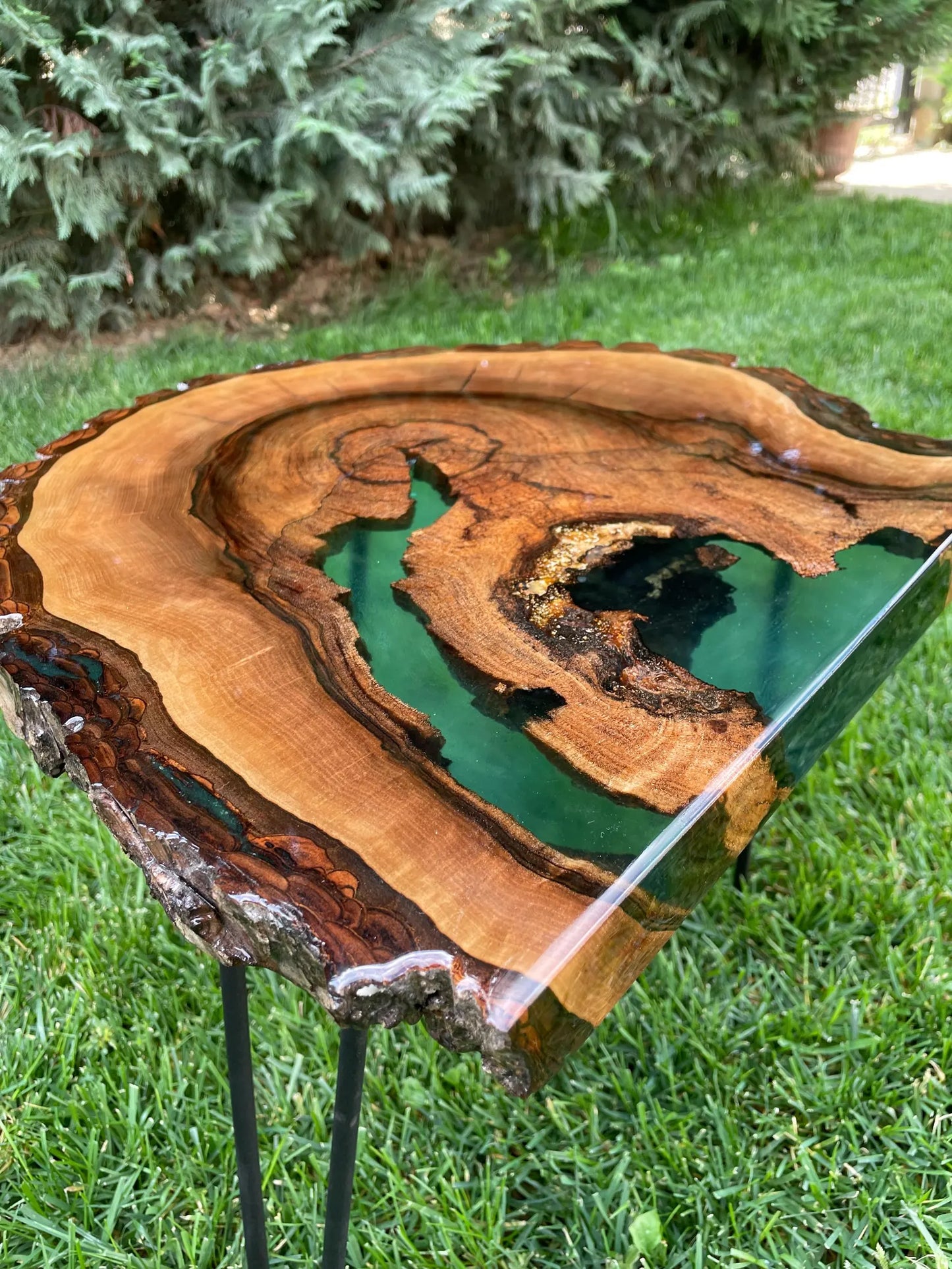 Table d'appoint en résine époxy verte