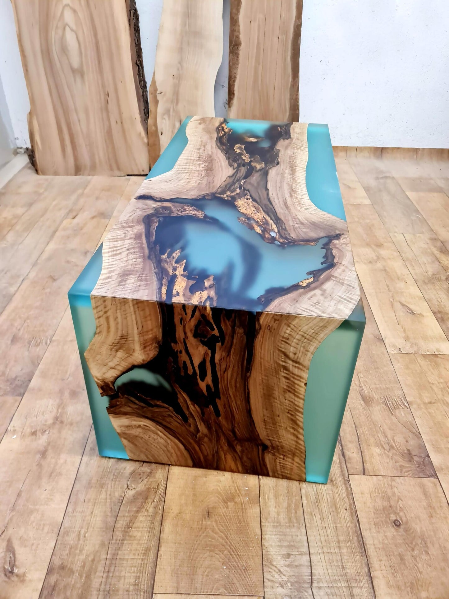 Table d'appoint en résine époxy verte