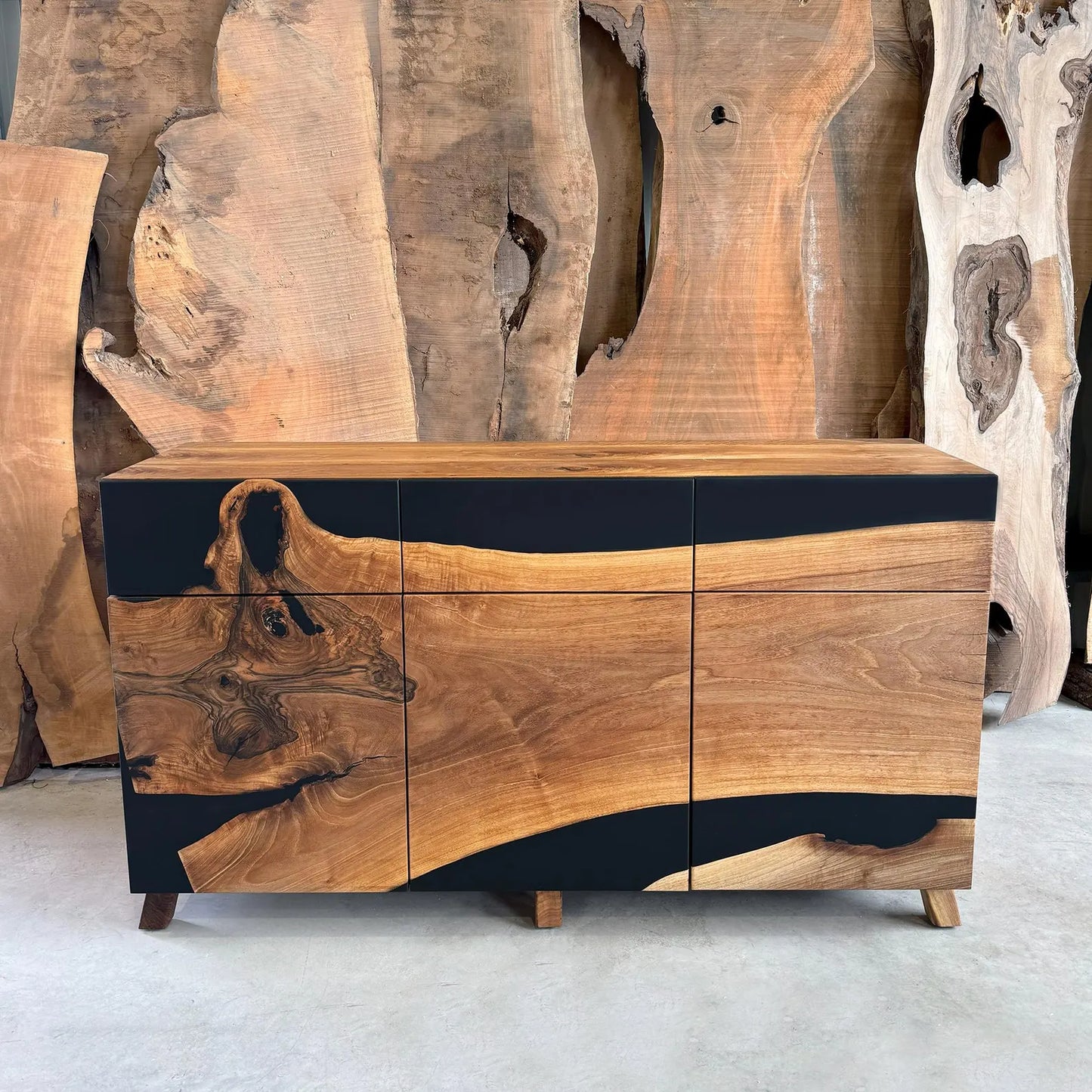 Sideboard aus Holz und Epoxidharz in Perltürkis