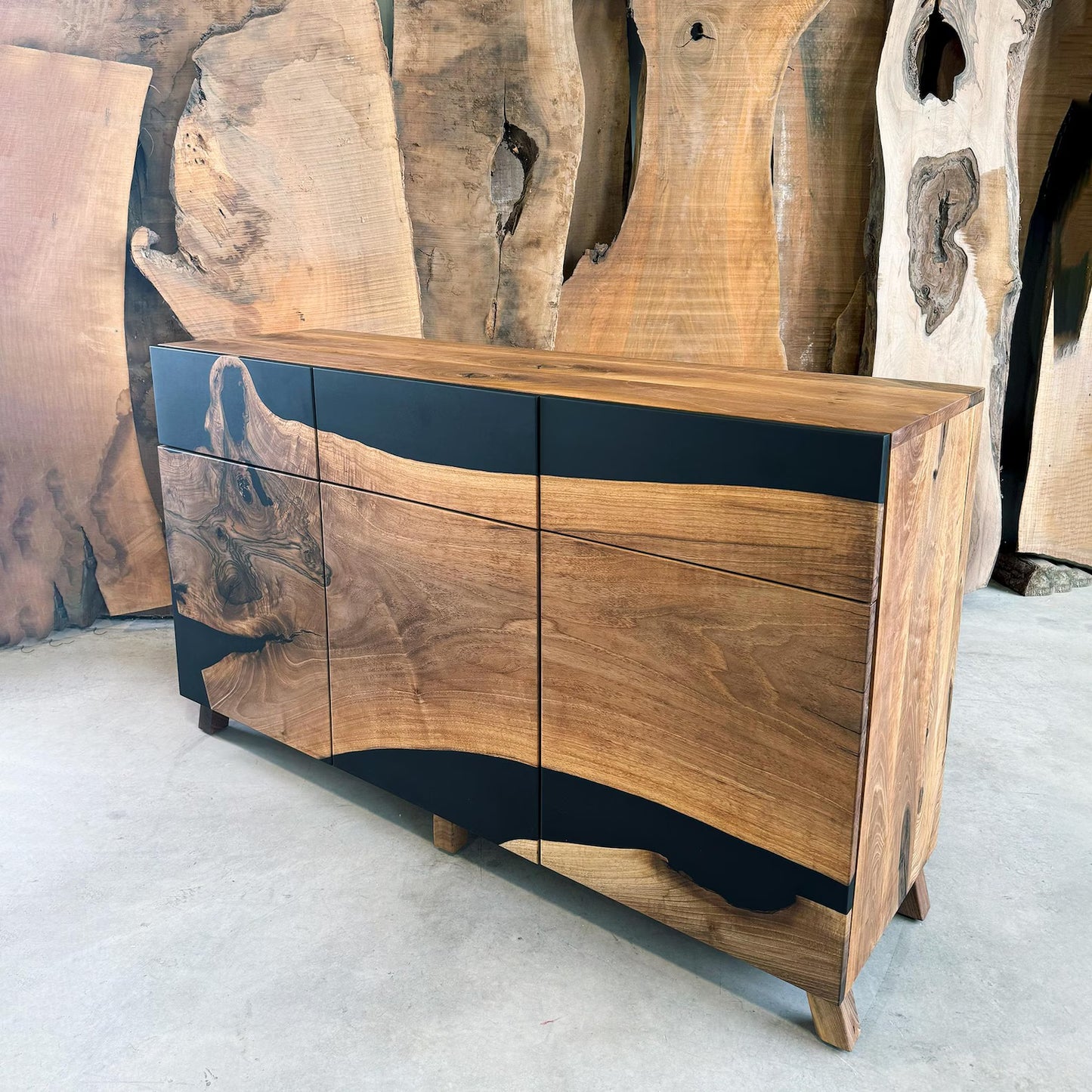 Sideboard aus Holz und Epoxidharz in Perltürkis