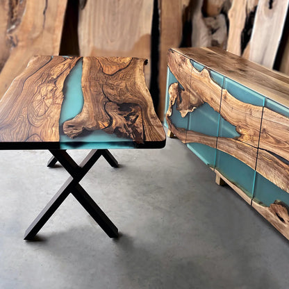 Table en bois de noyer et époxy noir transparent