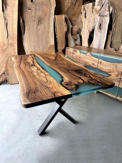 Table en bois de noyer et époxy noir transparent
