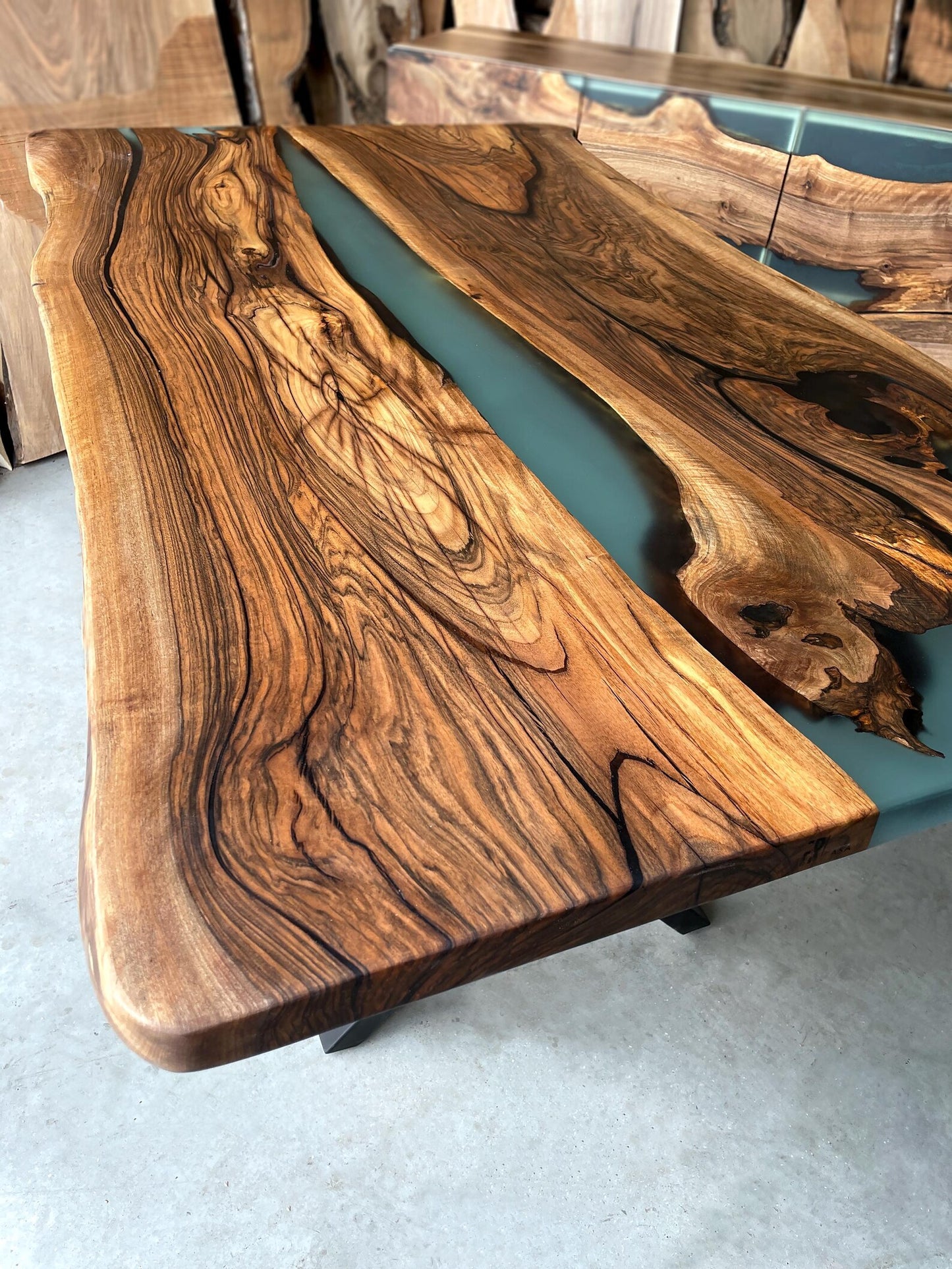 Table en bois de noyer et époxy noir transparent