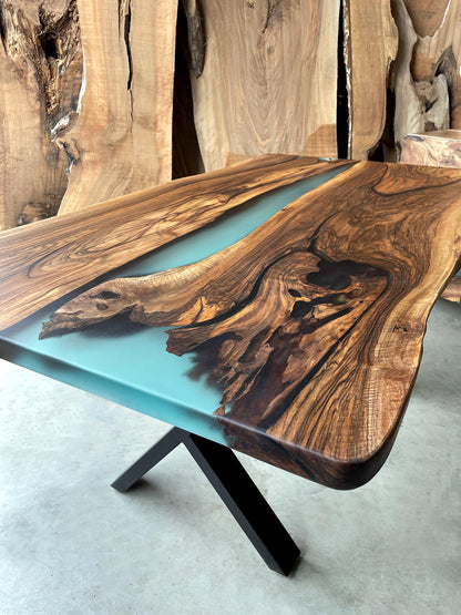 Table en bois de noyer et époxy noir transparent