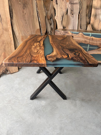 Table en bois de noyer et époxy noir transparent