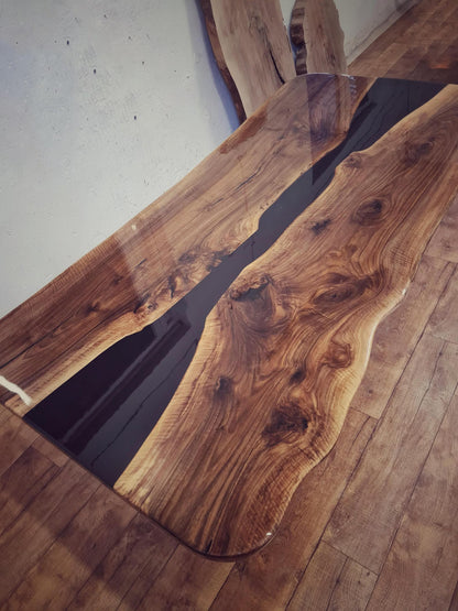 Table en bois de noyer et époxy noir transparent