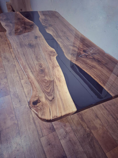 Table en bois de noyer et époxy noir transparent