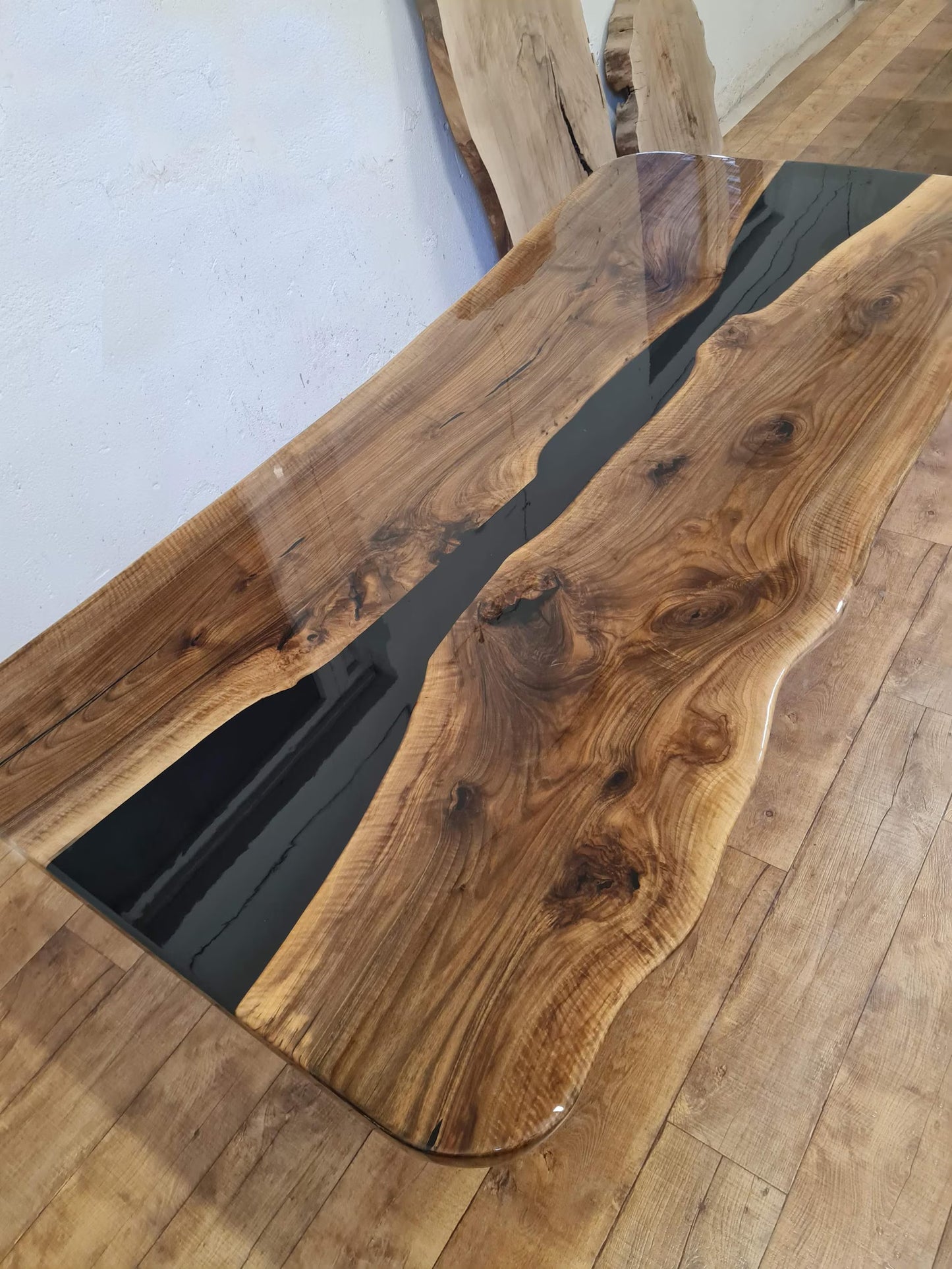 Table en bois de noyer et époxy noir transparent
