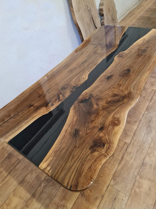 Table en bois de noyer et époxy noir transparent