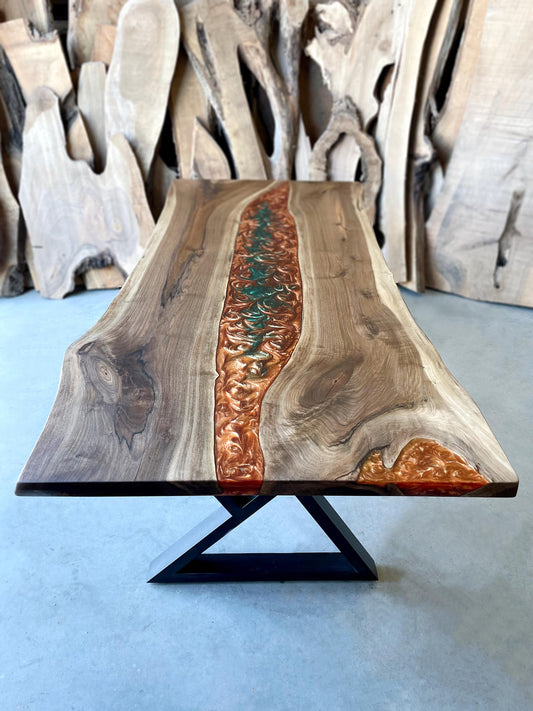 Table en bois de noyer et époxy noir transparent