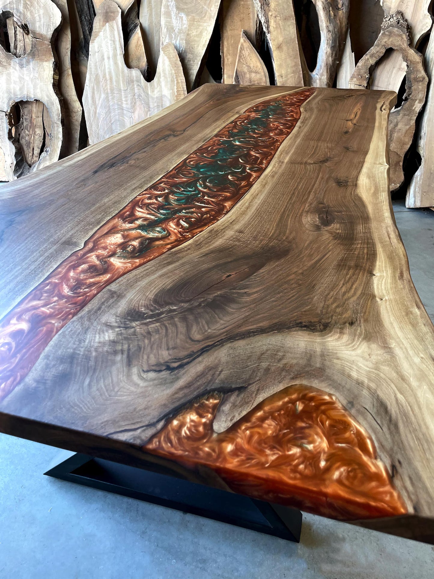 Table en bois de noyer et époxy noir transparent