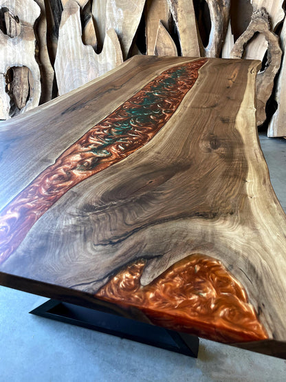 Table en bois de noyer et époxy noir transparent