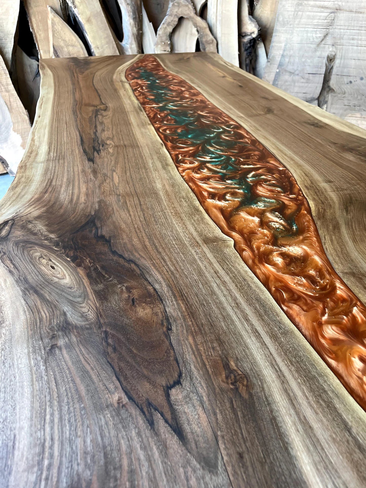 Table en bois de noyer et époxy noir transparent