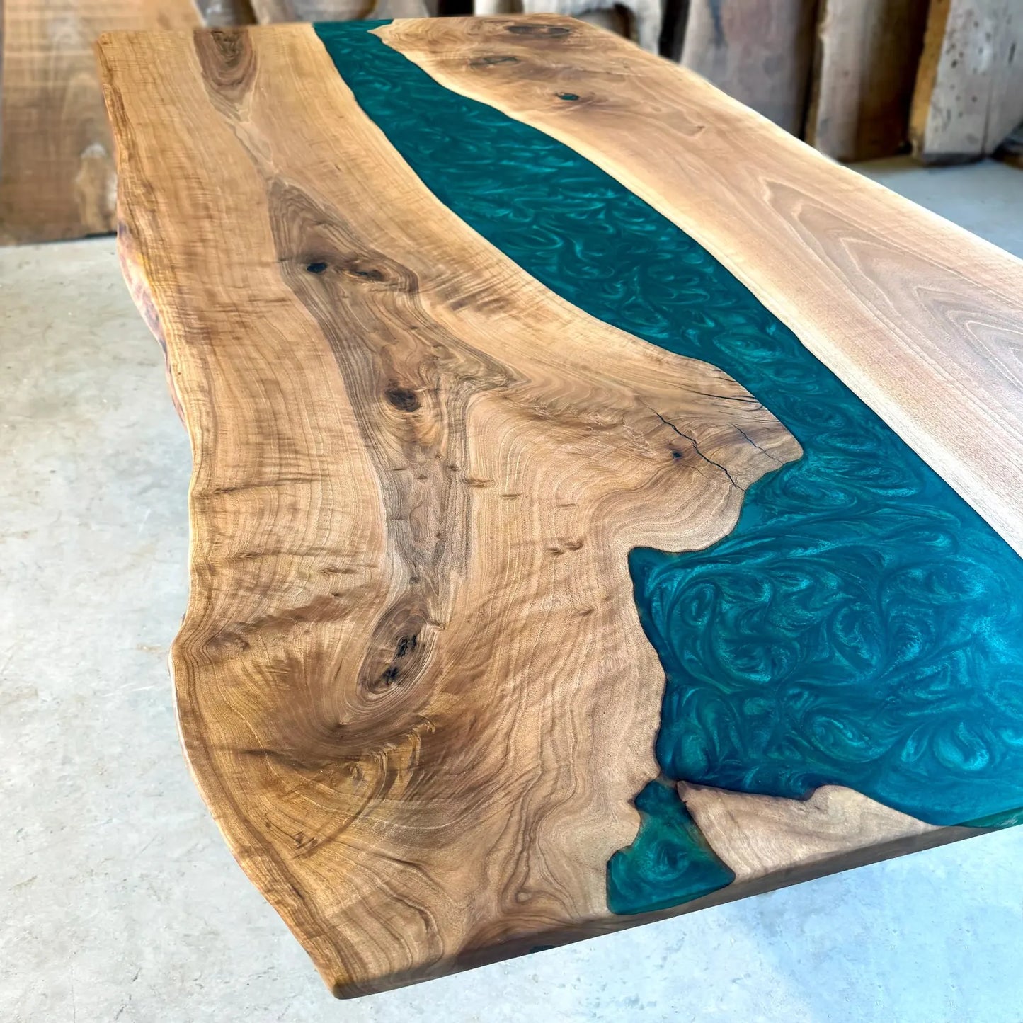 Table en bois de noyer et époxy noir transparent
