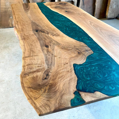 Table en bois de noyer et époxy noir transparent