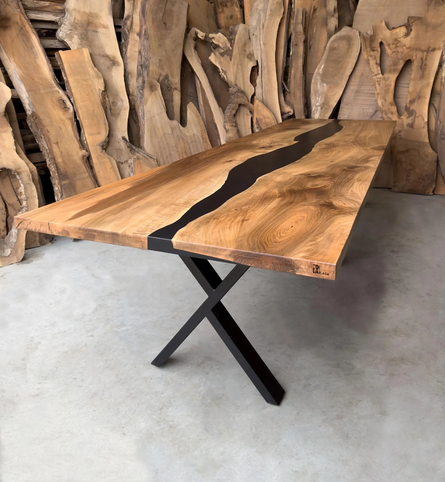 Table en bois de noyer et époxy noir transparent