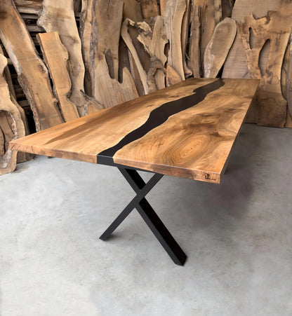 Table en bois de noyer et époxy noir transparent