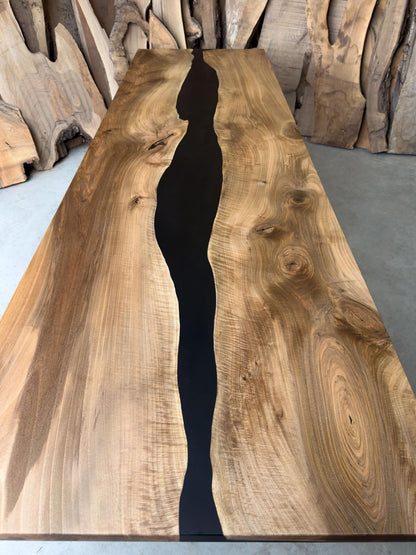 Table en bois de noyer et époxy noir transparent