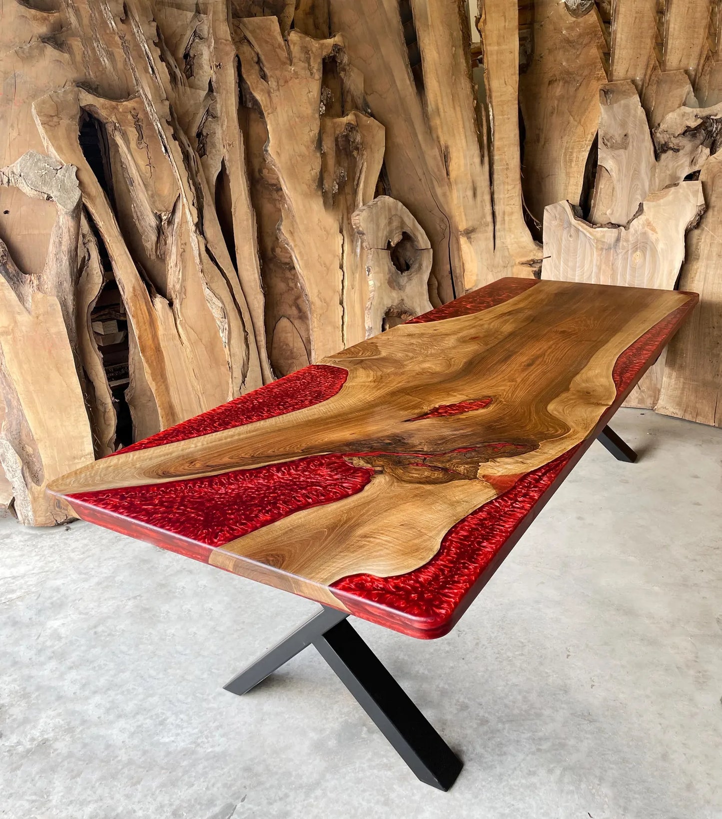 Table en bois de noyer et époxy noir transparent