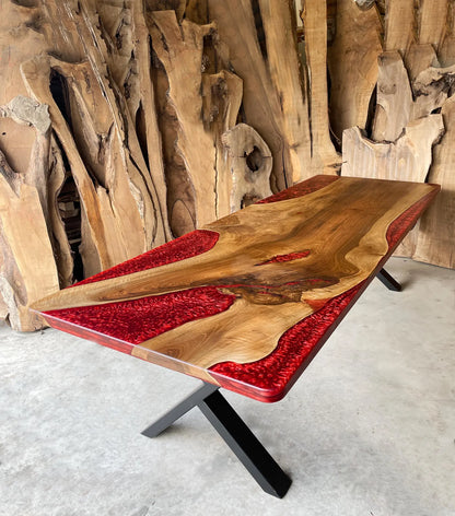Table en bois de noyer et époxy noir transparent