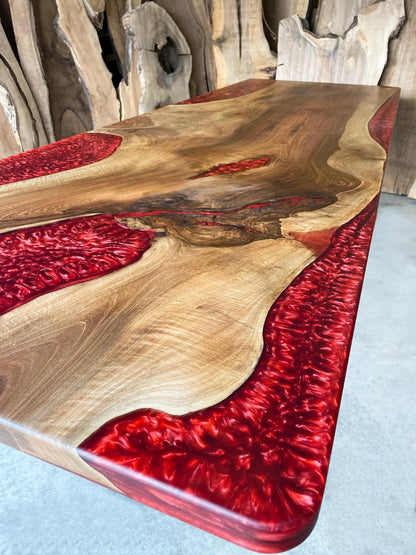 Table en bois de noyer et époxy noir transparent