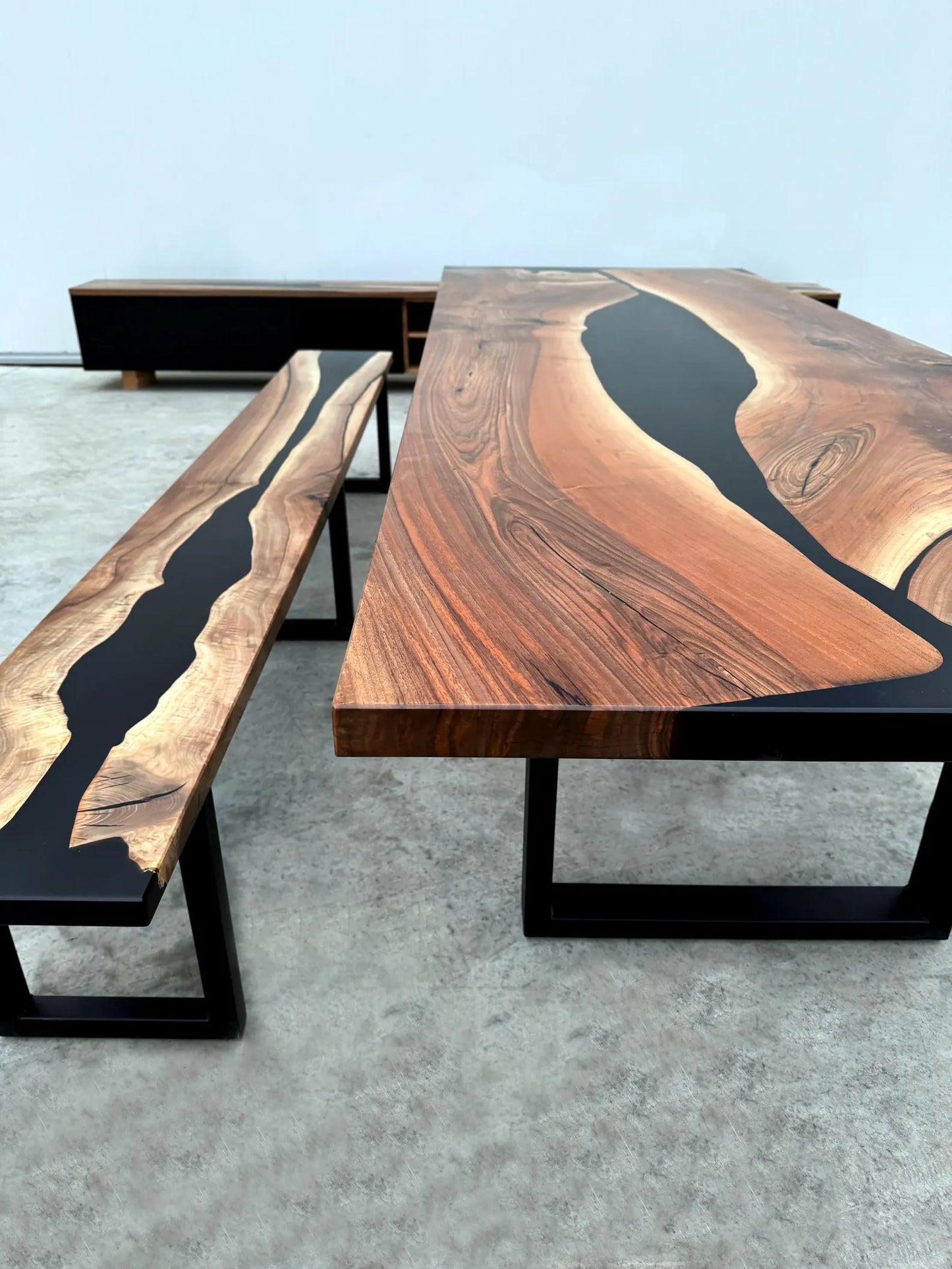 Table en bois de noyer et époxy noir transparent