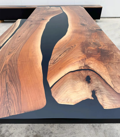 Table en bois de noyer et époxy noir transparent