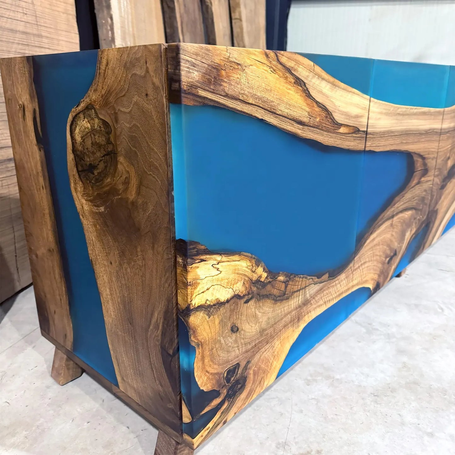 Buffet en bois et époxy bicolore