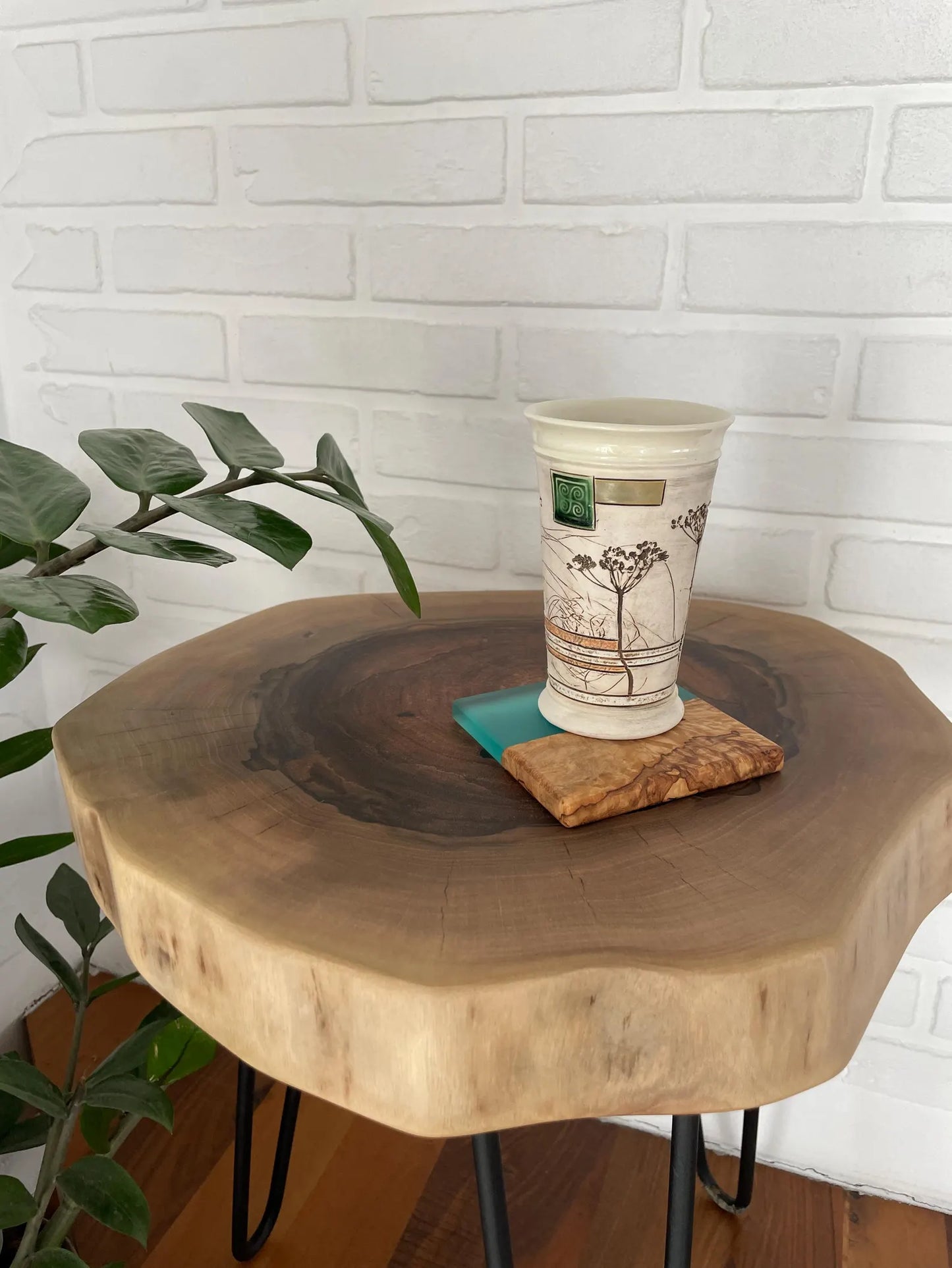 Table d'appoint en résine époxy verte
