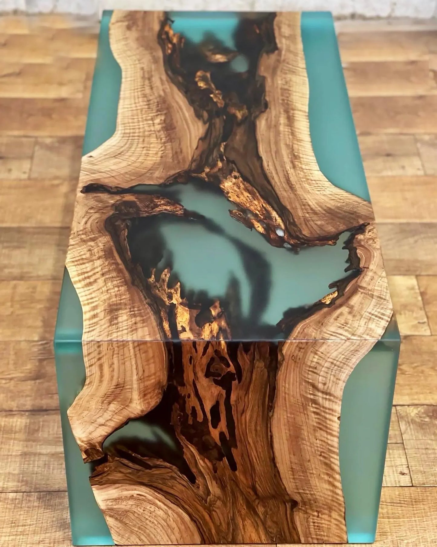 Table d'appoint en résine époxy verte