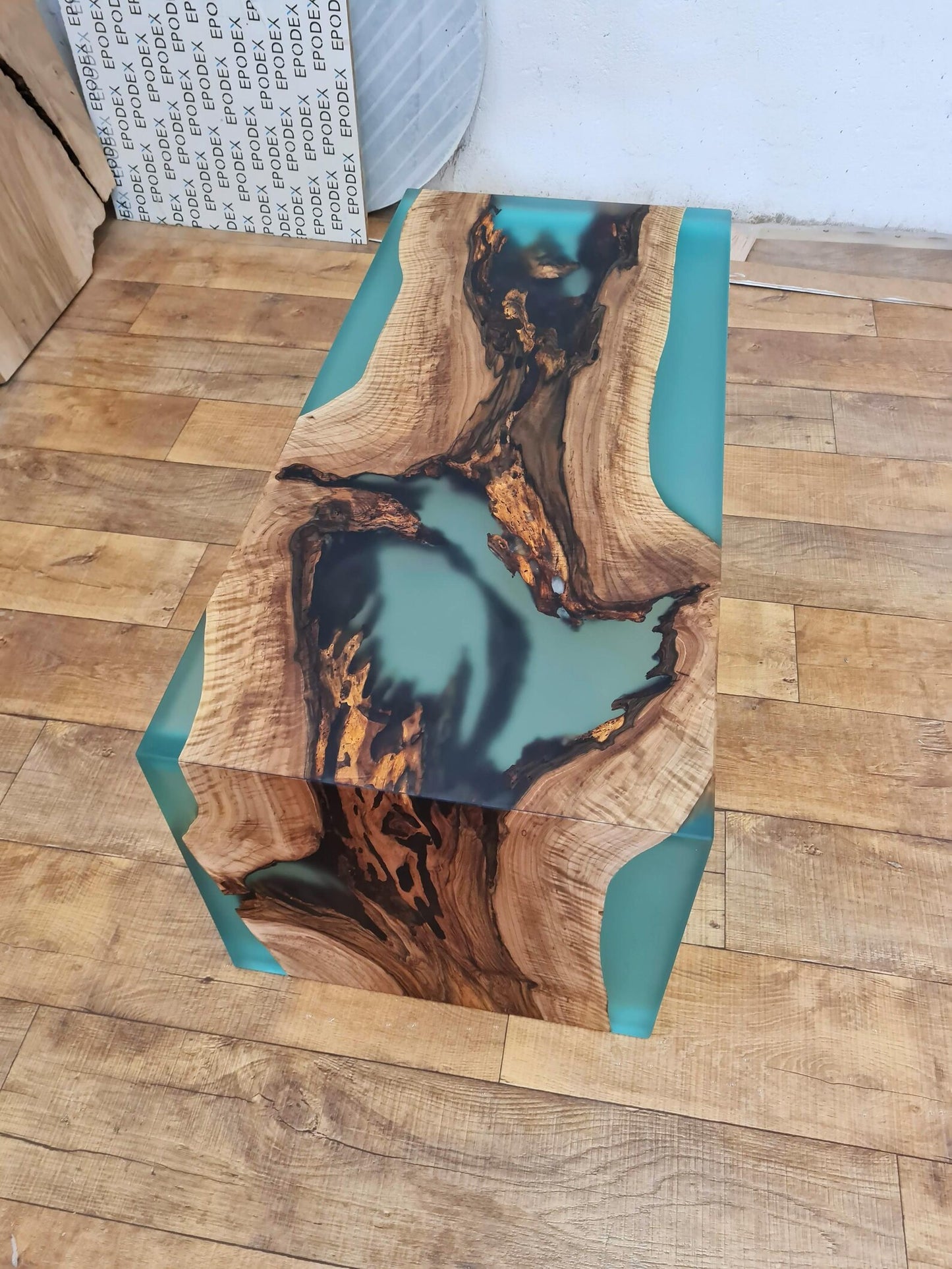 Table d'appoint en résine époxy verte