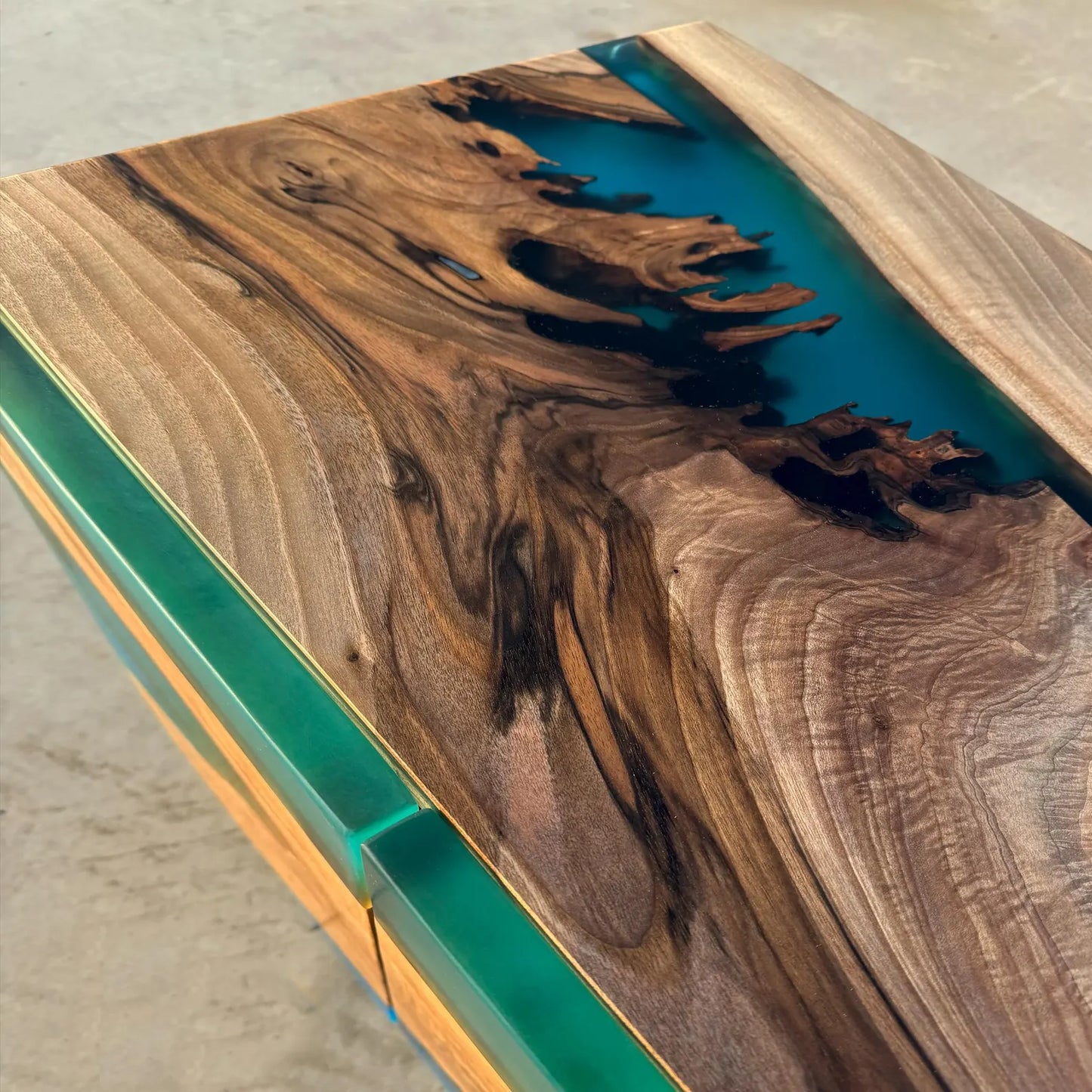 Buffet en bois et époxy bicolore